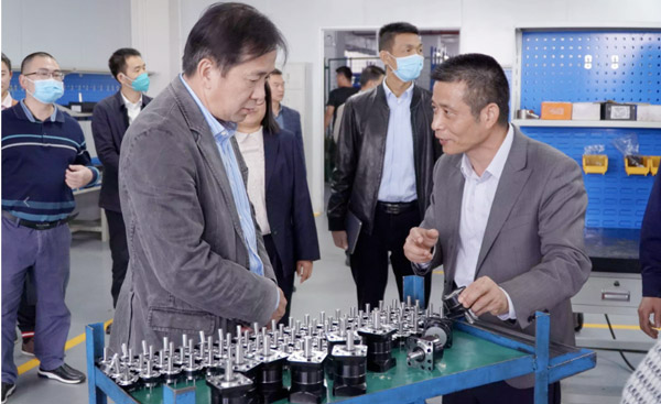 Governo e empresas unidos pelo desenvolvimento | Secretário do Comitê do Partido da Cidade de Huangjiang, Su Dong, inspeciona o iHF