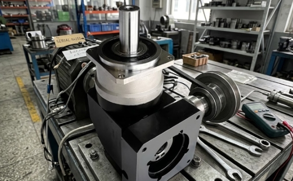 Integra&ccedil;&atilde;o de servo motor simplificada: um guia pr&aacute;tico para montagem e configura&ccedil;&atilde;o de servo-redutores de &acirc;ngulo reto Newgear